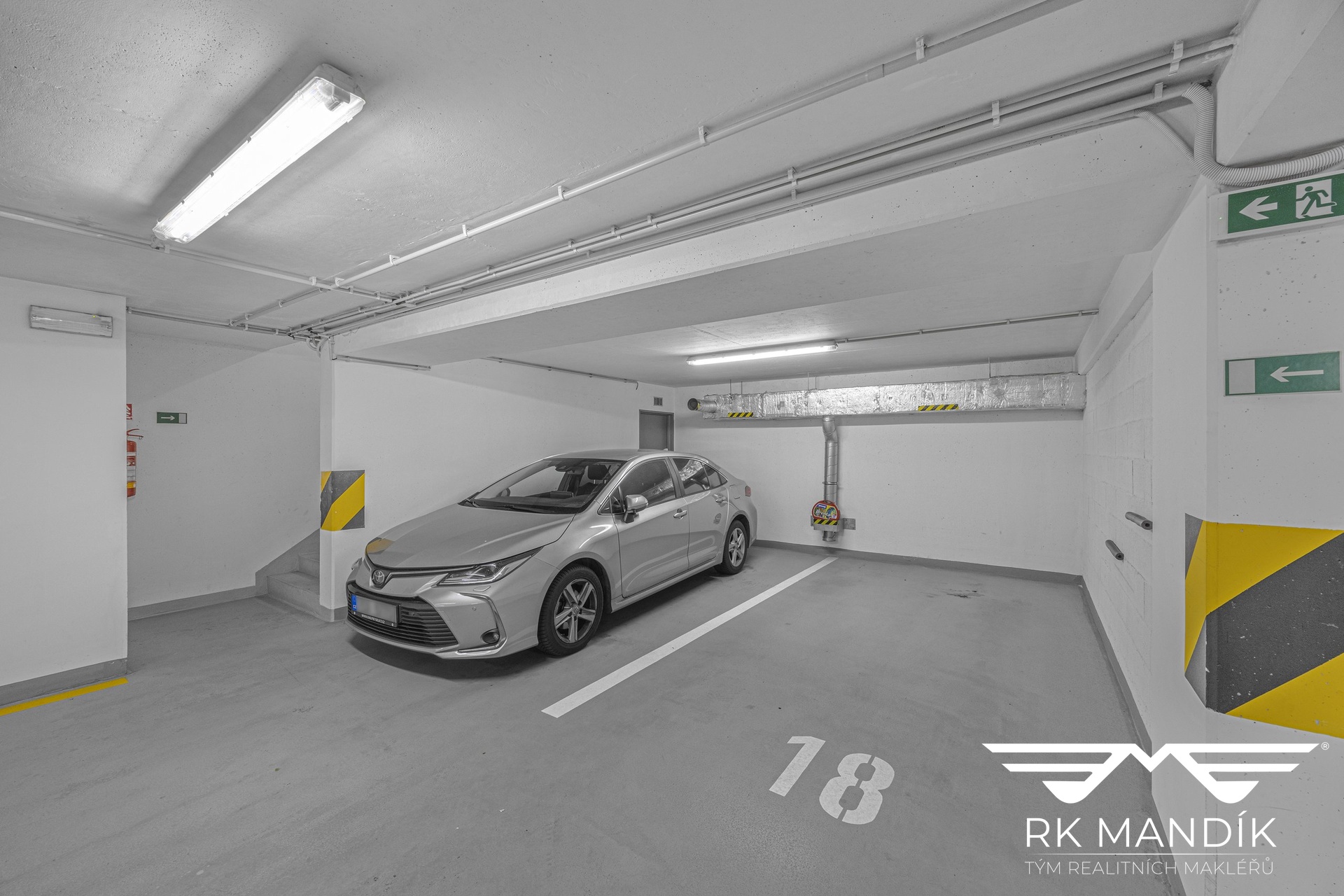 V případě zájmu je k dispozici vnitřní garážové stání za příplatek 2 200 Kč/měsíc.